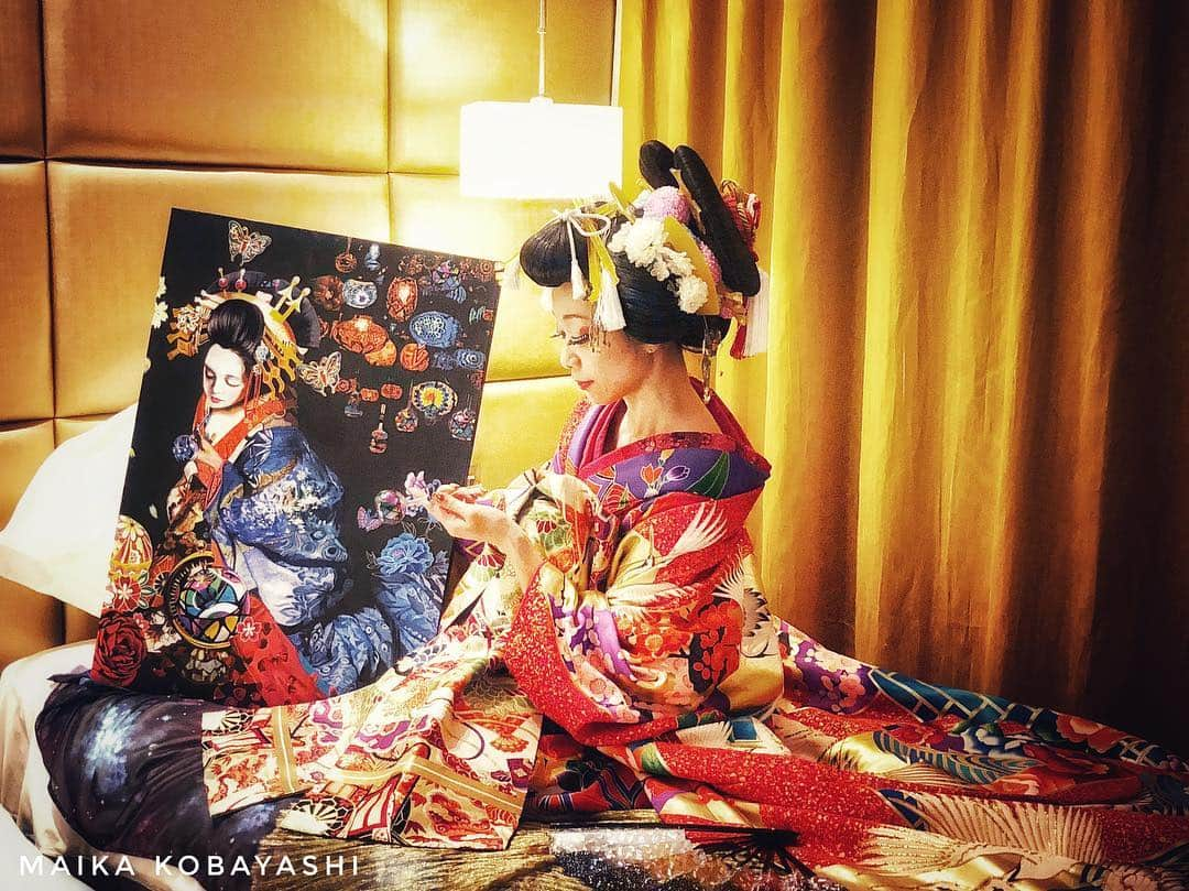 小林舞香さんのインスタグラム写真 - (小林舞香Instagram)「An Oiran stays at The Piccadilly London West End. @thepiccadillywestend . . Photo by @maikyarian . http://maika-k.com Email: maika.k.muscovite@gmail.com . . #art #photography #photo #japaneseculture #arte #newcontemporaryart #photooftheday  #japanese #contemporaryart #contemporarypainting #fantasy #instaart #artsy #exhibition #earth #gallery #masterpiece #asakusa #creative #世界花魁道中 #acrylic #acrylics #edo #artofdrawing #artworks #artist_center #花魁 #moonlight #modernart @artsy @londonartfair @vanartgallery @natural_history_museum  @themuseumofmodernart @coldplay @artnet @artnewsmag @theguideartists @beautifulbizarremagazine」6月12日 11時04分 - maikyarian