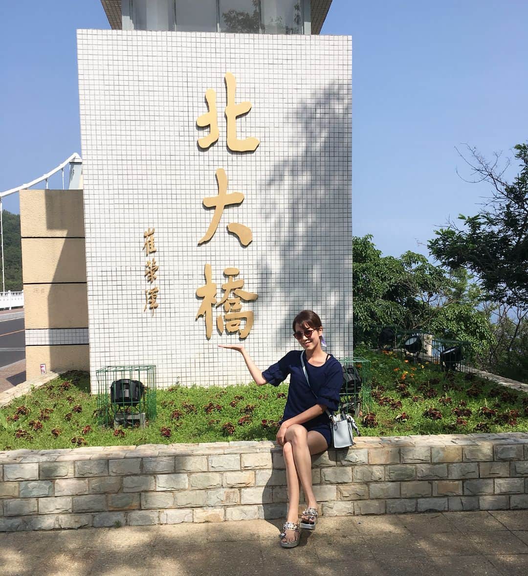 水村真悠子のインスタグラム：「大連観光編🇨🇳 北大橋を渡りました🚶‍♀️ 橋からの景色も綺麗でした✨ 新婚カップルが歩いて渡ると幸せになるというジンクスがあって、別名“Love Brigde”と呼ばれるらしい( ・∇・) 日本に帰って知ったけど！笑 車移動だったのに橋だけは、歩かせてくれた🤣 運転手さん知っていたのかな？？ . #大連 #北大橋 #大連市 #北九州市 #Love Brigde」