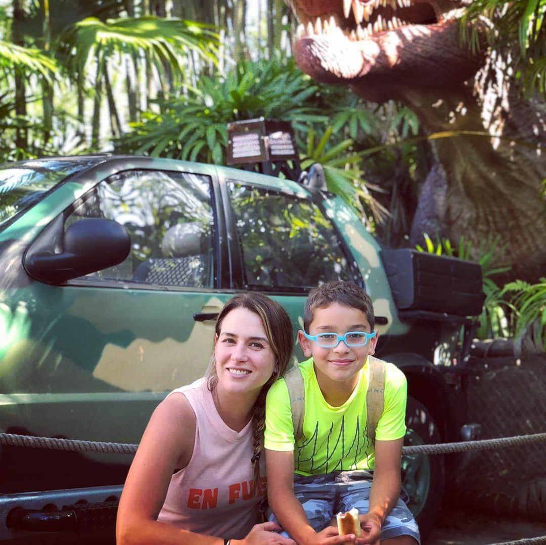 Erika De La Vegaさんのインスタグラム写真 - (Erika De La VegaInstagram)「Este es el resumen de nuestro fin de semana en @universalorlando. - Peinados cortesía de montañas rusas. - Duchazos con ropa gracias a los dinosaurios de Jurasic Park. - Indecisión para elegir de cual tobogán de agua lanzarte primero en #VolcanoBay - T-shirt con descripción de la temperatura y sensación térmica. - Confusion al recordar quien es el que tiene 9 años, si tu o tu hijo. - 4 kilos de felicidad apunta de helados. - Angustia de no saber cuando volvemos. - “Mami-millas” acumuladas con Matias.  Gracias a @universalorlando por esta super experiencia.  Y gracias a @veroruizdelvizo y familia por la compañía en este maratón de adrenalina y mambo 💪🏻 #volcanobay #readyforuniversal #islandsofadventure #universalorlando  #AmorDeMadre #NowReadyForHome #suburbanriot #quayaustralia  Más fotos —->」6月12日 12時21分 - erikadlvoficial