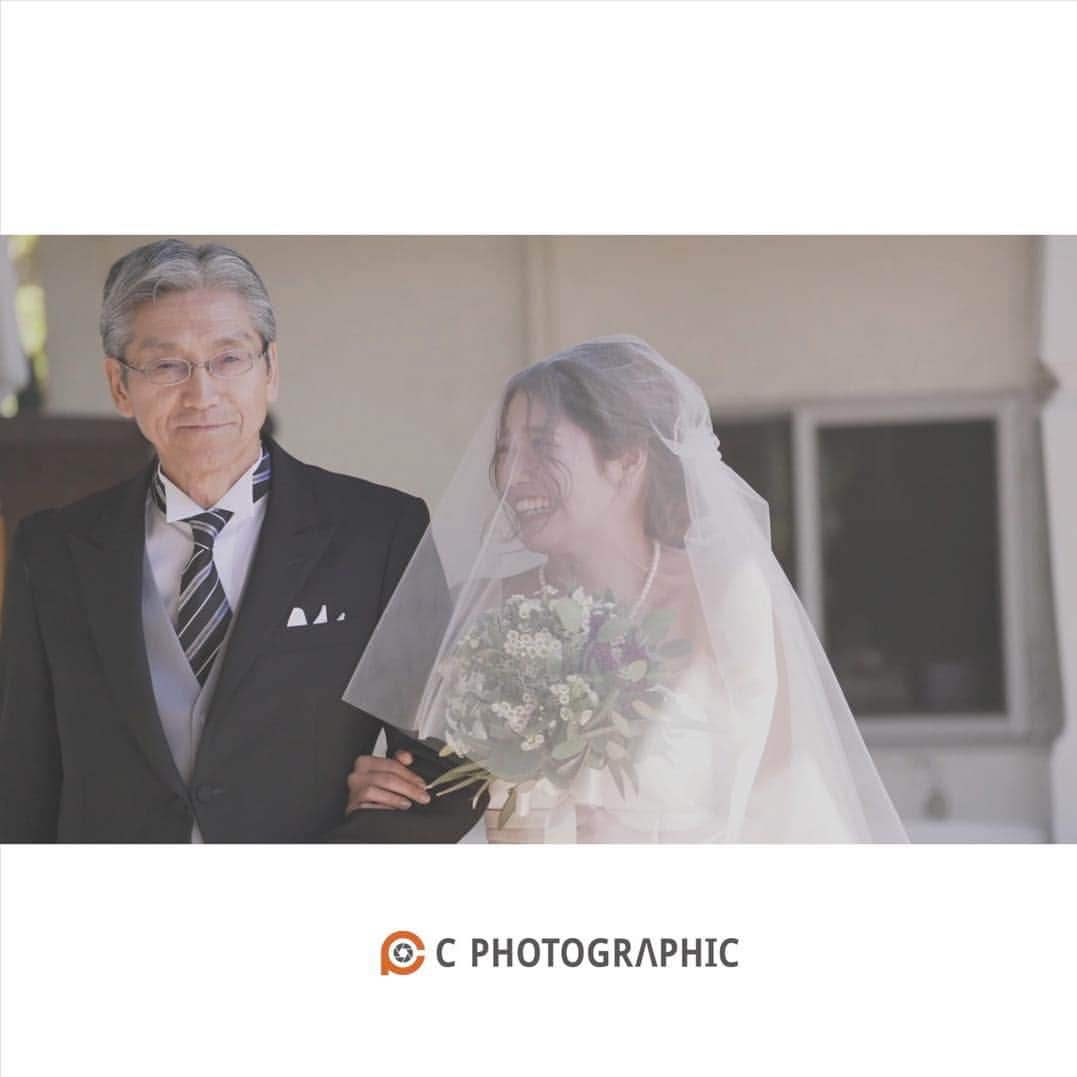 C PhotoGraphicのインスタグラム：「当日の緊張感、嬉しかったこと、楽しかったこと、見るたびに思い出してください ・ ・ ・ #お気に入りのシーン #動画からの切り出し ・ #結婚式#オリジナルウエディング#オーダーメイドウェディング #ナチュラルウェディング#ナチュラルドレス#関西ウェディング#大阪ウェディング#兵庫ウェディング#ウェディングドレス#洋館ウェディング#旧グッゲンハイム邸 #花嫁#結婚準備#ナチュラルブーケ#プレ花嫁 #新郎#新婦#ウエディングカメラマン#エンドロール#撮って出しエンドロール」
