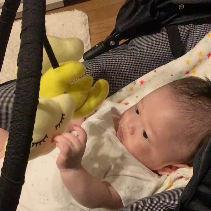 山西章博のインスタグラム：「手で何かを触りだしたよ。そして最後ちょっと泣いたよ。 #赤ちゃん #嫡男 #せがれ #気になる  #手で触りだした #手を手だと認識しだした #ちょっと泣いた  #耳だけ似てる #耳以外も似て来た  #これ以上似るな #ママリ#パパリ#ベビフル#ベビリトル#コドモノ#mamanoko#コノビー#mamanokoカメラ部#mamanokoギフトキャンペーン#コドモダカラ」
