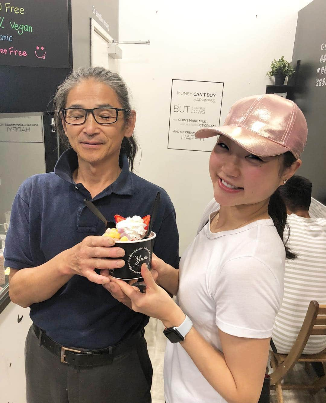 長洲未来さんのインスタグラム写真 - (長洲未来Instagram)「I asked my dad to take a photo with me and this is how he legit posed for the photo. Thanks Otousan ❤️ (and by the way, just a reminder that this upcoming Sunday is #fathersday 😉)」6月12日 14時54分 - mirainagasu