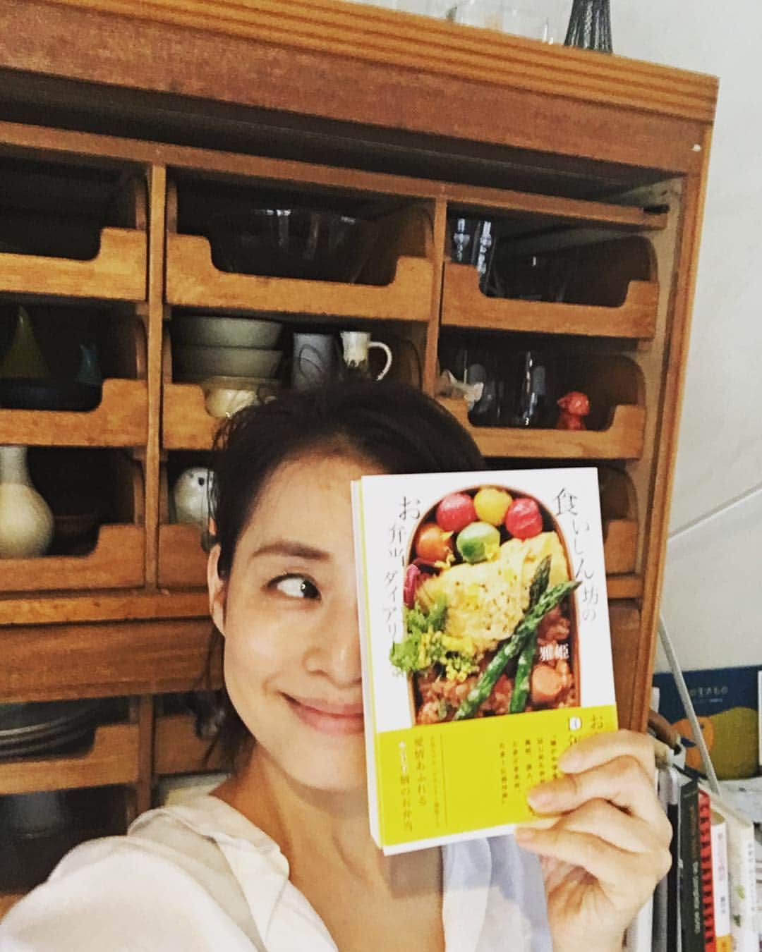 石田ゆり子さんのインスタグラム写真 - (石田ゆり子Instagram)「雅姫さんの 「食いしん坊のお弁当ダイアリー」👏🏻😭😊👏🏻 雅姫さんの姿は、本編のなかには、ない。 だけど、みえる。 朝早く起きて 家族ために 一生懸命 楽しみながらお弁当を作る 雅姫さんの姿が。 コツコツ、まいにちの 日々の記録。 すごいなぁ。 そして、 雅姫さんというひとは なんて素敵なんだろう。 行動力とセンス 美しさ、ユーモア。 ため息ものの、 尊敬の一冊。 #食いしん坊のお弁当ダイアリー」6月12日 17時30分 - yuriyuri1003