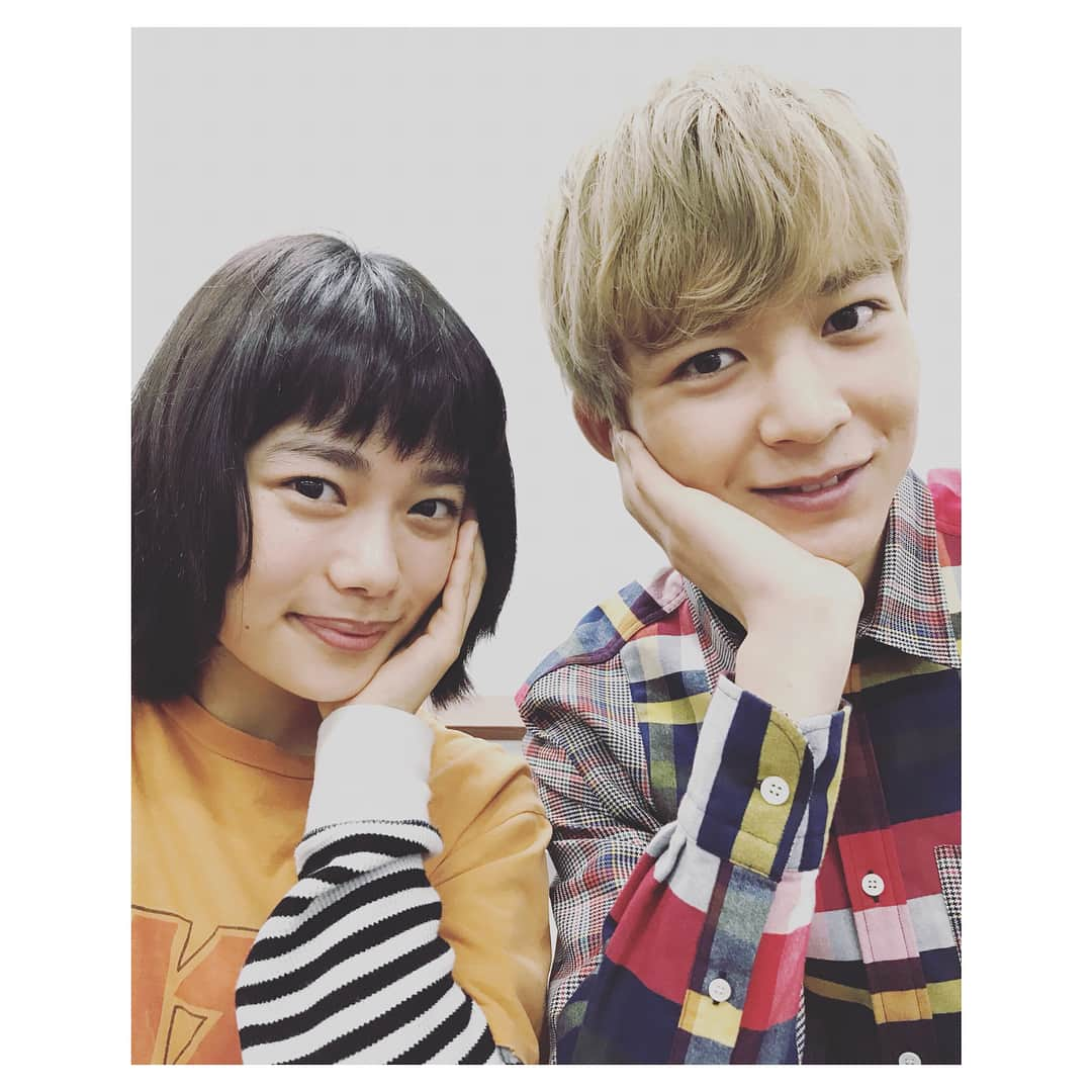 杉咲花さんのインスタグラム写真 - (杉咲花Instagram)「本日２２時からＴＢＳにて 「花のち晴れ」第９話の放送です。 写真は一茶役の鈴木仁くんと。 くしゃっと笑った顔がキュートな彼は、 花晴れ現場が始まってから、 高校を卒業してぴかぴかの大学生に。 普段はぽやんとして、 マイペースなところに癒しをもらっているのですが 実はとても真面目なところのあるお方、 なのではないかと 感じる瞬間が多々ある仁くん。 そのギャップが、素敵なのです。😊 ２枚目の写真は前回 ８話のケーキ爆発シーン直後、 スタッフさんたちがみんなでお掃除しているところ。 こうして みんな集まって、丸くなって、 作業をしている瞬間を目撃すると、 ああ、なんだかいいなぁ、みんながいるな、 嬉しいな大好きだな、と思って、 ついつい写真を撮ってしまいます。 ３枚目はみんなでアイス休憩しているとき。 ４枚目は現場の女子スタッフさんがずらりと並んで みんなで告知をしたとき。 本当に、現場が楽しいな。 もうすぐ終わっちゃうなんて、信じられない。 残りの時間で、自分は どれだけのことができるだろう、と考える。 もっともっと感じて、伝えていきたいです。 今日も待ってくださっているみんなのもとへ ちゃんとドラマが届きますように。 22時から、観てくださいね。 #花のち晴れ #花晴れ」6月12日 18時06分 - hanasugisaki