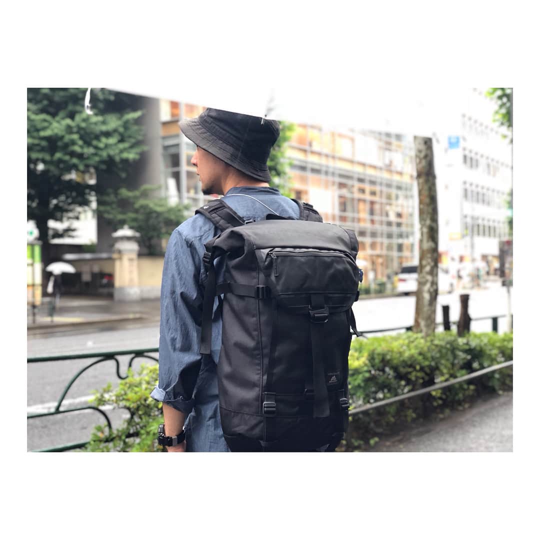 のインスタグラム：「. . . 《 スタッフ愛用品紹介パート2 》 . . みなさんこんばんは！ . . 今回は原宿店スタッフの志賀さんが 愛用している《 I - STREET 》をご紹介します！ . . I - STREETは耐水加工が施されており 水に強くタフな作りになっていて、 これからの季節にはピッタリなモデルです♩ . . 容量も30Lと大容量で、 普段使いから旅行にも使えますよ〜！ . . PCスリーブやボトルポケットなど 実用的な収納もたっぷりあります。 . . ぜひ店頭でご覧になってください。 皆さまのご来店お待ちしております☆ . . #gregory #backpack #pack #avenue #istreet #waterresistant #travel #daily #gregoryharajuku #グレゴリー原宿」
