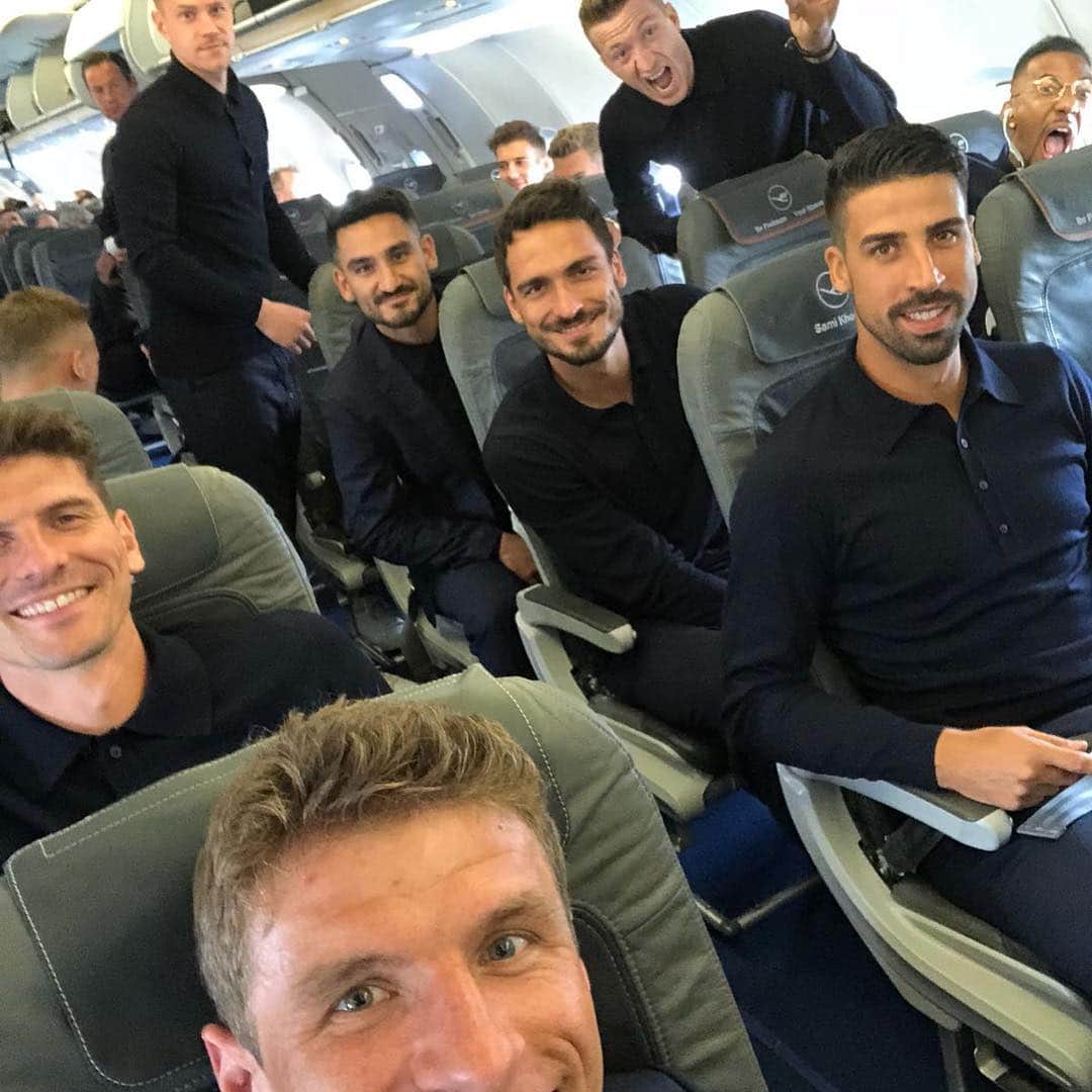 マリオ・ゴメスのインスタグラム：「Boys on tour...✈️...watutinki 🔜」
