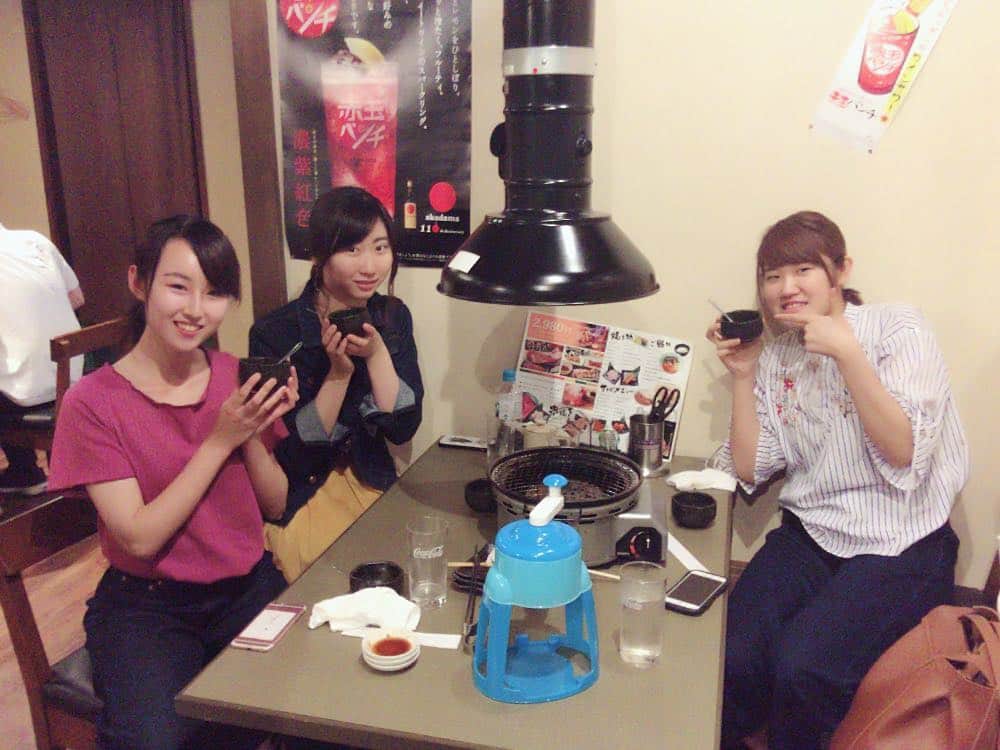 かるび家三宮店のインスタグラム：「. 本日も平日限定のかき氷 作らせていただきました🍧 3名のお客様は、 ストロベリー・ゆず・ピーチのシロップで 食べていただきました！ 美味しいと喜んでもらえてよかったです♡ 写真撮らせていただきありがとうございました📸 ぜひ皆さんも平日限定のかき氷 食べに来てください😄♡お待ちしております！  #三ノ宮 #かるび家 #焼肉 #食べ放題 #飲み放題 #美味しい #さんきた通り #生田ロード #平日限定  #かき氷🍧」