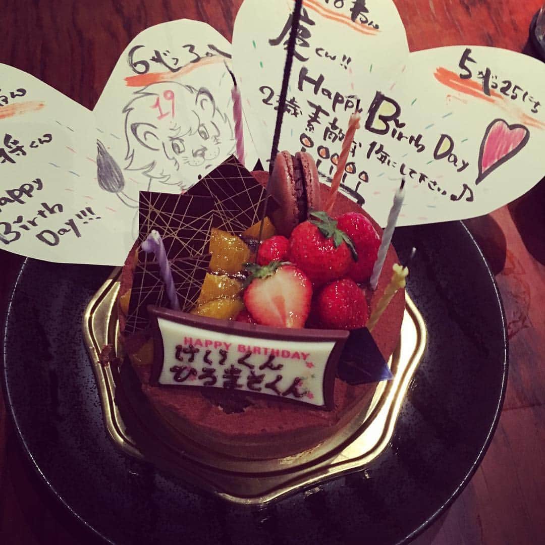 齊藤大将のインスタグラム：「happybirthday聞こえて誰？誰？っていってたら友人と自分でした😂 ケーキも美味しかったしメッセージボードも嬉しかった、そしてレオ君が上手かった… ありがとう」