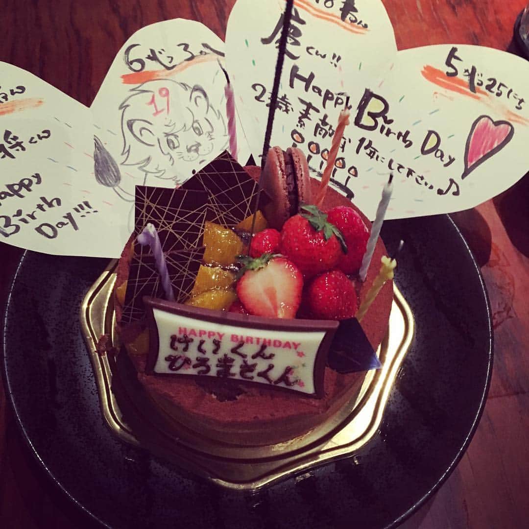 のインスタグラム：「happybirthday聞こえて誰？誰？っていってたら友人と自分でした😂 ケーキも美味しかったしメッセージボードも嬉しかった、そしてレオ君が上手かった… ありがとう」