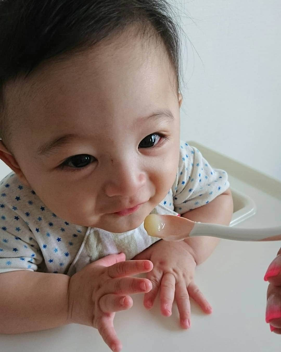 末永遥さんのインスタグラム写真 - (末永遥Instagram)「離乳食day⑨ にんじん2日目❗ も、完食してくれてひと安心🙆  急かされず、 機嫌よく食べてくれるのは本当に助かるʬʬʬ 口への運ぶスペードも うまく上げられるようになってきた…… のかな？？？😝 離乳食day⑩ 今日は10倍粥と、 お野菜は新じゃがいもペースト😊 かぼちゃの予定を変更して 新じゃがにしてみた⤴  またまた初めての色に 『…？？？』なチビ獣😄 恐る恐る～～（笑） いただきますʬʬʬしてた😂  真剣に味わい…👀👀👀 二口目にはこの笑顔😅😂😆😂👏👏👏（笑） どうやら、新じゃがいももお好きなようで… 爆笑で食す😅😂👏よし、無事にCLEAR⤴🙌 2口目以降からは、 更にさらに味わって食べてた😂  良かった良かった…💨 新しい食材を始める時のドキドキったらね😅  こうして、 一つ一つ増えていくんだな～😊🎶 息子と一緒に私も、 日々、絶賛成長中ｯｯｯ⤴💪😆 明日も楽しみｯｯｯ😄🍚💞 一緒にご飯Time… なんて楽しい時間なんだ。。。💕 #離乳食#離乳食初期#今のところ#順調 #クリア#チビ獣 と#一緒に#母ちゃんも #慣れてきた#かな#新しい#食材#スタート #ドキドキ#二人で#成長#楽しい#ご飯タイム #育児奮闘記#記録用#新米母ちゃん」6月12日 22時20分 - haruka_suenaga86