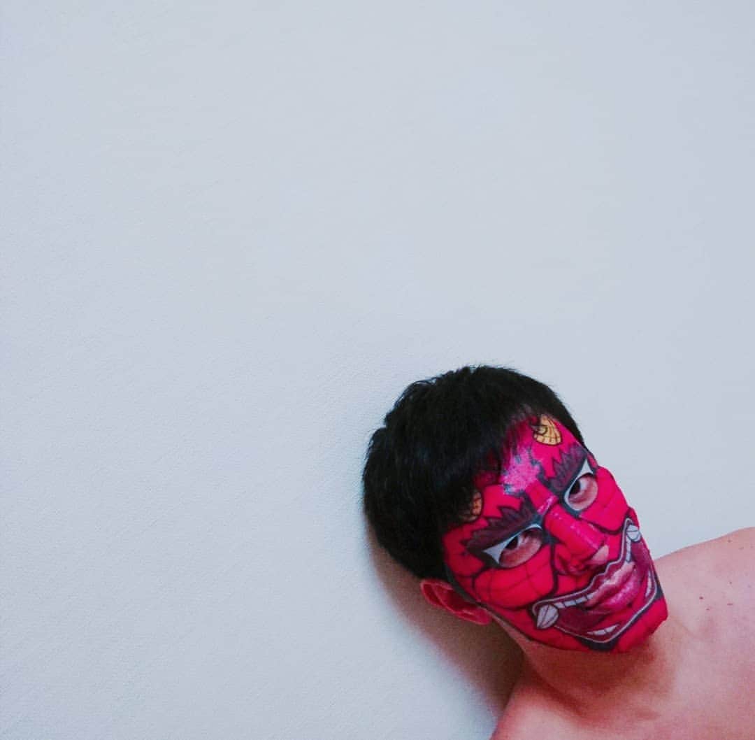 西尾健太さんのインスタグラム写真 - (西尾健太Instagram)「風呂入って体赤くなってていい感じにマッチしてる。  #facepack  #フェイスパック #artmask  #アートマスク #赤鬼ねぶたフェイスパック  #日本の祭りシリーズ #健パック  #おもしろパック随時募集中」6月13日 0時47分 - nishio.kenta