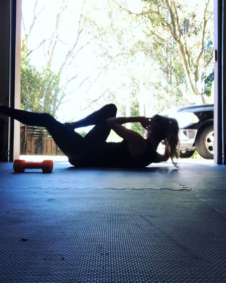 マリサ・ミラーのインスタグラム：「Abs 🙌🏻🔥 50 Ab bikes, 20 toe taps, 20 bent leg sit ups, 50 mountain climbers. Repeat, repeat💪🏼」