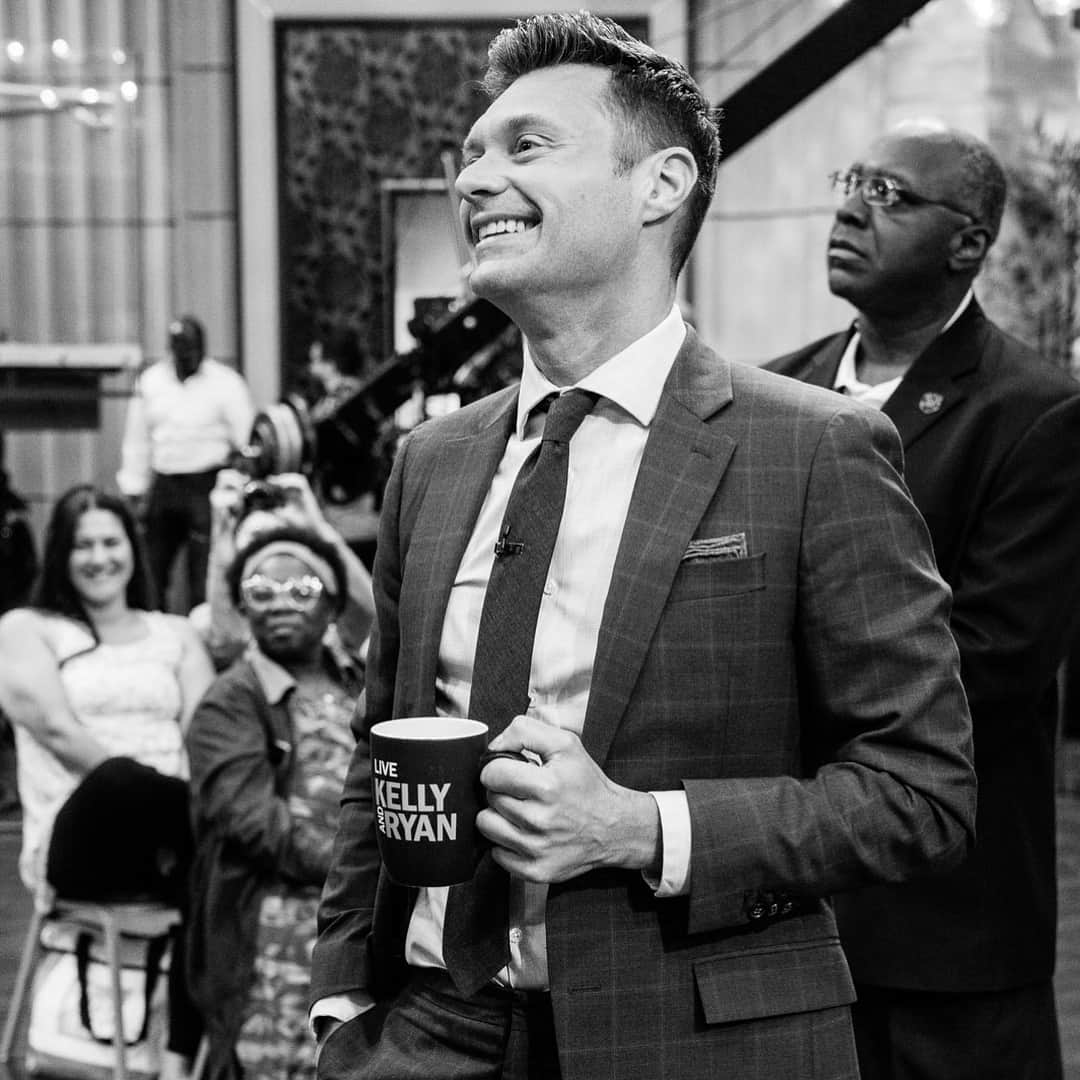 ライアン・シークレストさんのインスタグラム写真 - (ライアン・シークレストInstagram)「Sophia Bush, Jeremy Renner, a virtual trip to SF, and a fan in all #RSDistinction. A Tuesday morning well spent #kellyandryan」6月13日 3時19分 - ryanseacrest