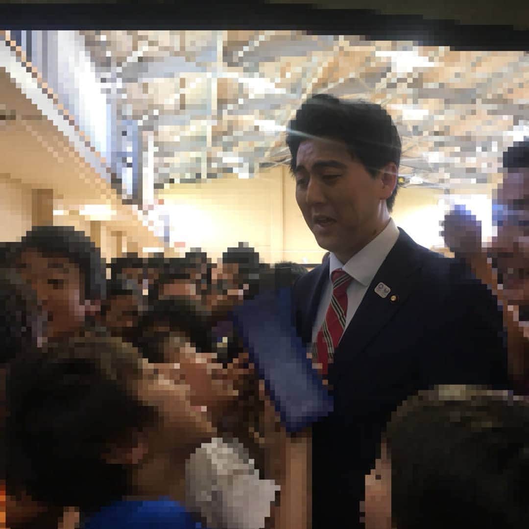 のインスタグラム：「安倍晋三さん(ビスケッティ佐竹)と小学校にお邪魔してきましたが、子供からの人気が凄かったです🎤」
