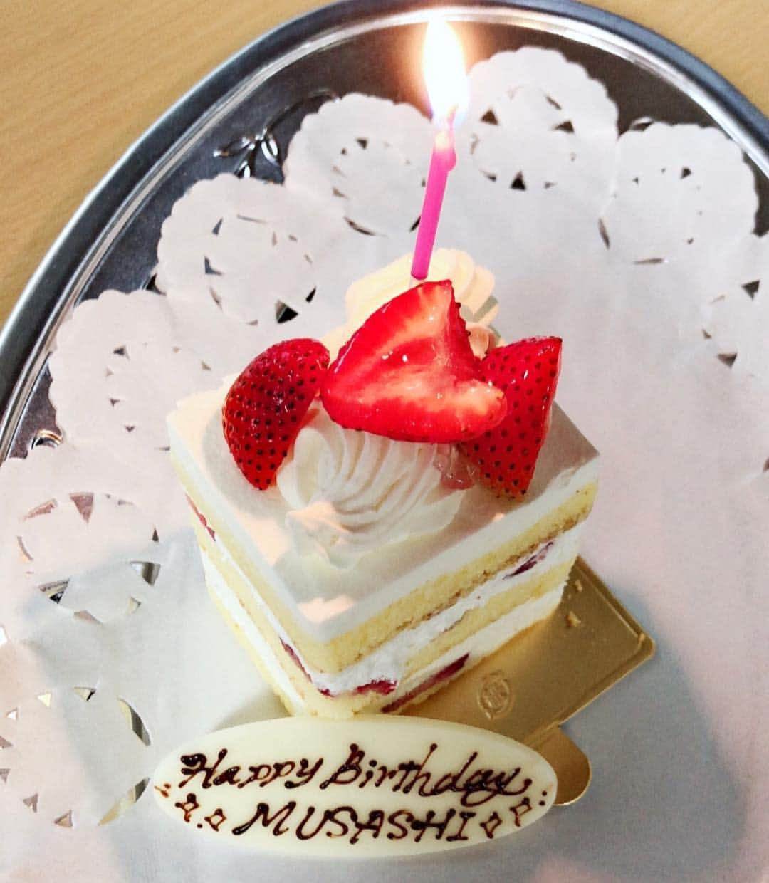 おっさんずラブ 武蔵の部屋のインスタグラム：「本日、黒澤武蔵、お誕生日を迎えました🎉✨すでに沢山メッセージコメントも頂き、感謝御礼申し上げます🙇‍♂️ #振られちゃったし #離婚もしちゃったし #今年は１人バースデーケーキ🍰 #イチゴがハート型だお♥️ #寂しくなんかないんだからねッ #ハッピバースデーお〜れ〜 #ハッピバースデーお〜れ〜 #ハッピバースデーディーア #お〜〜〜れ〜〜〜😭‼️ #ハッピバースデーお〜れ〜 #全然寂しくなんか #ないんだお....🍀」