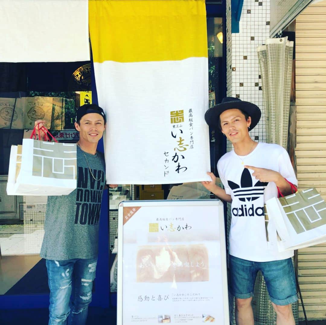 YU・RYO（BRIDGET）のインスタグラム：「ここの食パンすごく美味しい😋  #bridget #twins #half #dancer #japan #双子 #ハーフ #ダンサー #日本 #食パン #い志かわ #最高級食パン専門店 #い志かわセカンド  #伊勢神宮奉納最高級食パン #口に入れた瞬間の感動」