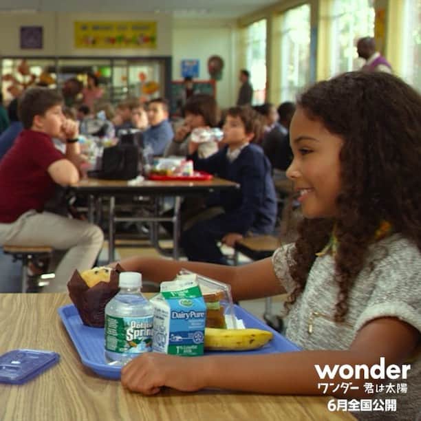 映画『ワンダー 君は太陽』公式のインスタグラム：「. ＼✨6/13は 小さな親切の日🤝／ . “正しいこと” と “親切なこと” どちらかを選ぶときには、 ✨親切なことを選ぼう☺ . #小さな親切の日 #今日は何の日 #ワンダー君は太陽 #WonderTheMovie #ジェイコブトレンブレイ #ミリーデイビス #映画 #6月15日公開 #映画好きな人と繋がりたい」