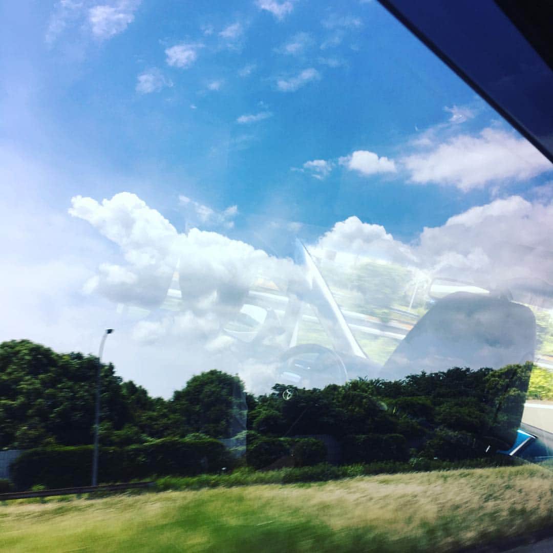 高岡早紀 さんのインスタグラム写真 - (高岡早紀 Instagram)「空に犬型の雲、発見！ 可愛いなぁ❤️ #花のち晴れ #ロケ #車窓 #dalmatian」6月13日 10時53分 - saki_takaoka