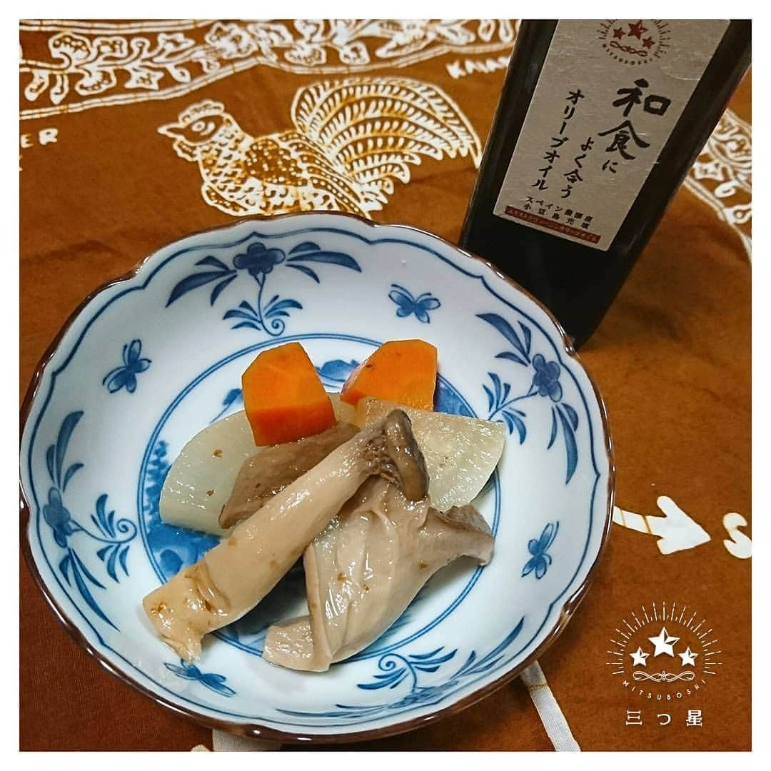 食品ネットショップ～三つ星～さんのインスタグラム写真 - (食品ネットショップ～三つ星～Instagram)「＊大根とエリンギの煮物と、和食によく合うオリーブオイル＊ This olive oil that goes well with japanese dish. * 薄味の大根とエリンギの煮付けに、アクセントになるよう和食によく合うオリーブオイルをかけました。 見た目は地味ですが胃がもたれてるときにもおいしく食べやすい和食の定番煮物です。 * #だけで美味しくなるシリーズ today>かける #大根 #えりんぎ #エリンギ #シンプル #ヘルシー #大人の味 #晩ごはん #ランチ #おうちごはん #おつまみ　にも◎ #オリーブオイル #oliveoil #和食によく合うオリーブオイル #和食 #washoku  #インスタばえ#しない　 #冷やしても美味しい #japanesefood #和食とオリーブオイル #WASHOKUandOliveOil #instafood #三つ星ネットショップ」6月13日 11時58分 - mitsuboshi_shop