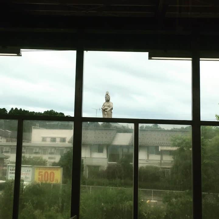 トータス松本のインスタグラム：「ファンクラブツアー、金沢にて終了！ そして加賀大観音。 #気がついたら #目の前にいた #やっぱり #こわい #赤ちゃん #抱いた #マグマ大使 #巨大仏 #恐怖症」