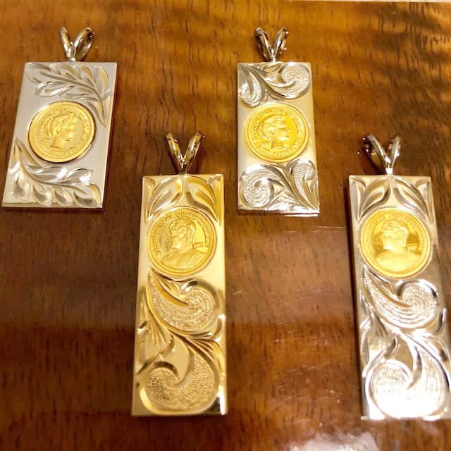 のインスタグラム：「🌺ROYAL HAWAIIAN MINT× Wailea🌺 本日は、男女から人気のあるROYALHAWAIIANMINT×WAILEAのコラボレーションのペンダントをご紹介します！！ハワイ州政府公認のROYALHAWAIIANMINTのコイン。カイウラニ王女やリリウオカラニ女王など、ロイヤルファミリーが大きなシンボルとして描かれています。コインの伝統は古く、その鋳造はごく限られた人の間で大切に引き継がれてきたのだそう。お台場店では当日お持ち帰り頂けるアイテムとしてご紹介しております。 いずれもWAILEAでのみお求め頂ける、特別なシリーズ。今年の夏はぜひ胸元で輝かせてみてはいかがでしょうか♪ #Wailea#ワイレア#コイン #hawaiian #オーダーメイド #jewerly#ロイヤルハワイアンミント#ペンダント#コラボレーション#GOLD#お台場#Venus Fort#ハワイアンジュエリー#ハワジュ#夏#instapic #instamood #instalove #instajewelry #Summer #夏コーデ #ジュエリーブランド #ジュエリーコーデ #jewelrydesign #fashion #style」