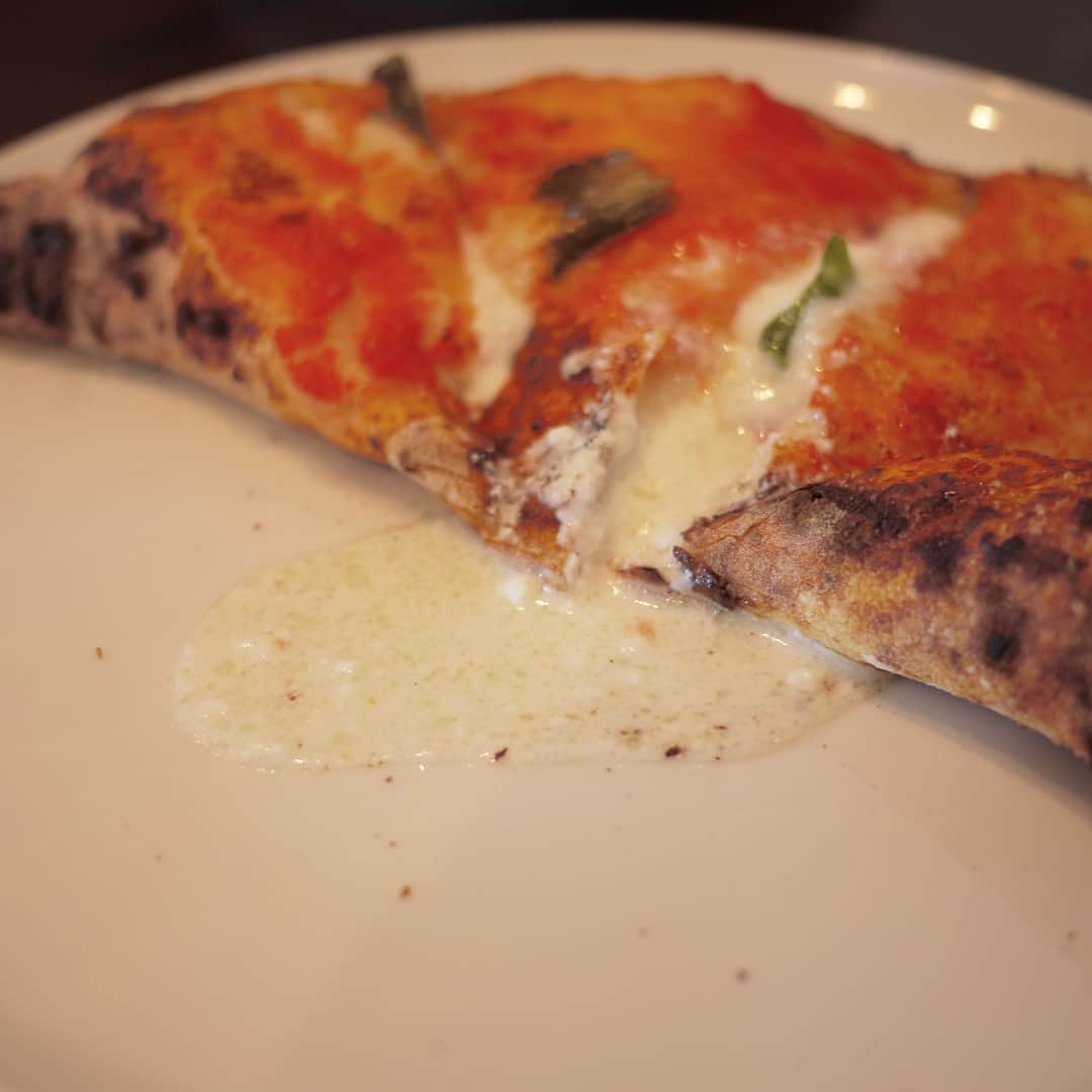 Risako Yamamotoさんのインスタグラム写真 - (Risako YamamotoInstagram)「大阪で1番好きなピザ屋さん🍕 とろとろチーズとハムが包み込まれたリピエノさまは絶品で毎回必ず食べます🇮🇹 ・ ・ ルッコラサラダ、クワトロフロマッジも大好き♡( ◜◡◝ ) #pizza #大好物 #ピザ #大阪 #lagolosetta  #ラゴロセッタ #リピエノ #いつかナポリにピザを食べに行くのが夢」6月13日 22時16分 - risako_yamamoto