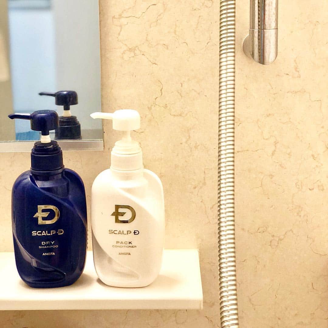 旦那マネジメントのインスタグラム：「. 旦那がいつも使ってるシャンプーがなくなります。  もうすぐ父の日だから、買っといたスペシャルセットを贈ることができます🎉  父の日限定で『H TOKYO』のハンカチつき✨  シャンプーとハンカチでもっとおしゃれで大人な旦那になってほしいなぁ〜💕 早く父の日来ないかなー☺️ . ✨✨5/28~6/30 フォローキャンペーン開催中✨✨ * 期間中に　@danna_maagement　を フォローいただいた方の中から、10名様へ、 【スカルプ】シャンプー＆コンディショナー＋ 【スカルプDボーテ】シャンプー＋コンディショナー　 計4本　￥15,600円相当を抽選でプレゼント🎁 * ⇒詳しくはプロフィールのHPをみてください！  #旦那マネジメント  #父の日プレゼント  #スカルプD」