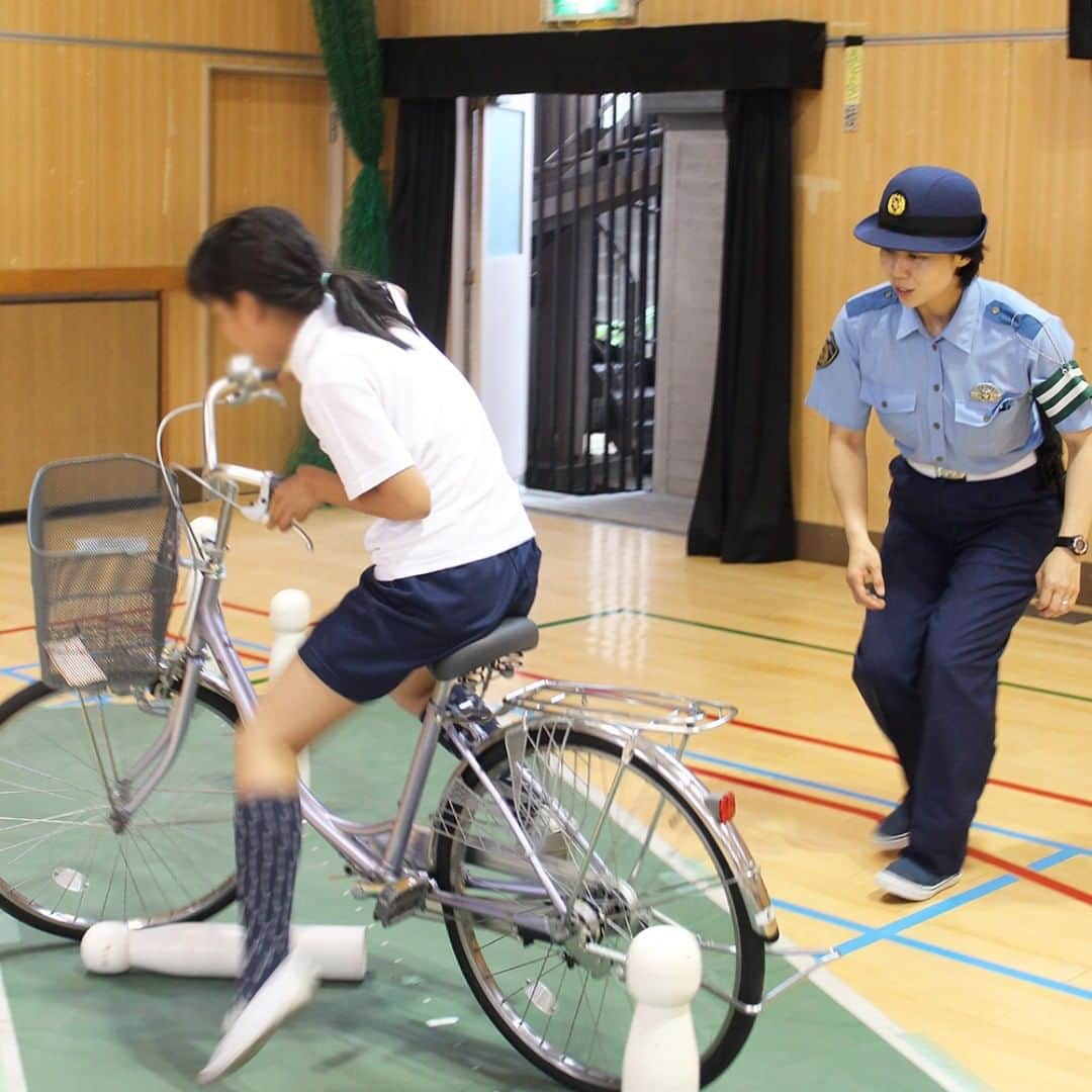 大阪府警察さんのインスタグラム写真 - (大阪府警察Instagram)「第５３回交通安全子供自転車大阪府大会で全国大会を目指し、自転車の実技練習をする小学生の様子。 この自転車大会は、各地区代表の小学生が交通安全の知識や技術を競い、「自転車安全教室」の教育効果を一層高め、交通事故を防止することを目的としています。 時には、指導員による厳しい指導も・・・ #大阪府警察公式#自転車大会#交通安全教育#第５３回自転車」6月13日 17時21分 - fukei_koho