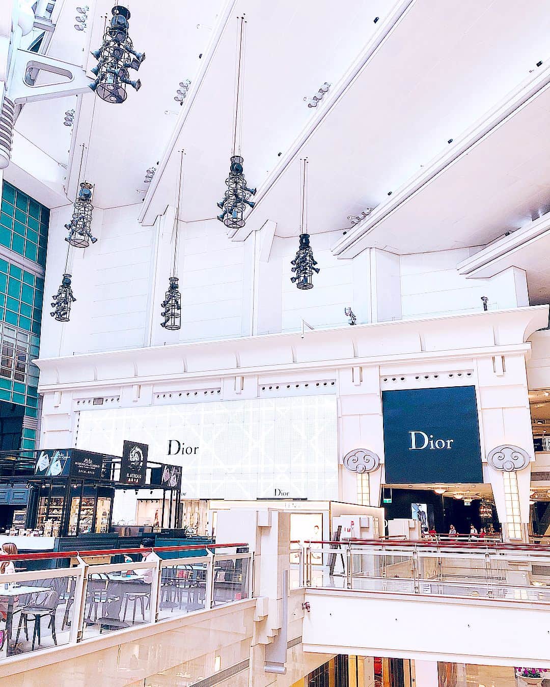 瀬戸早妃さんのインスタグラム写真 - (瀬戸早妃Instagram)「台北101のDiorさん🎀 世界一大きい店舗なんだって😌✨ 吹き抜けで天井が信じられないほど高くて、 フロアをすべて Diorが埋め尽くしてる感じでした💖 . この日のトップスは @montresorsaki の、 チェック柄オフショルシャツブラウス👚でした♡ ゴムが柔らかくて、オフショル部分の肩が痛くならないよ💖 . #montresor #モントレゾール  #オフショルコーデ #デニムコーデ  #台湾旅行#台湾 #台北 #台北101 #dior #worldbiggest #taiwan #taipei #台湾女子旅 #🇹🇼」6月13日 18時23分 - plievesaki