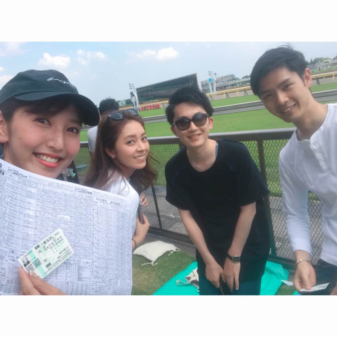 小澤陽子さんのインスタグラム写真 - (小澤陽子Instagram)「in private❁  競馬場の、案内役🧞‍♂️💛(笑) 『競馬場行ったことない！行ってみたい！』という大学の友人を、エスコートしてきました🤓🐴✨ . . 東京競馬場の綺麗さと、競馬の迫力と面白さに、イメージとのギャップが大きくあったようで、感動してました🤣🤣 . . 📚『馬って、1日に何レース走るの！？』や、『何頭くらいいるの？』など、素朴な疑問が沢山でてきて、私も初めて来た時(2年半前)を思い出しました！(笑)  みんな楽しんでくれて、よかったー😍♪ . .  #人生初体験 #初競馬場 #先入観に捉われず #肌身で感じるコト #大事なこと☝🏻 #ドラマと歴史のあるスポーツです🏇 #ポージングきめすぎくん #お天気良すぎて日焼けしました🌞 #芝生の上最高🤩  #UMAJO #ウマジョ #週末はウマでしょ #みんなのKEIBA #KEIBA好きを広げたい🐴♪」6月13日 18時22分 - yoko.ozawa729