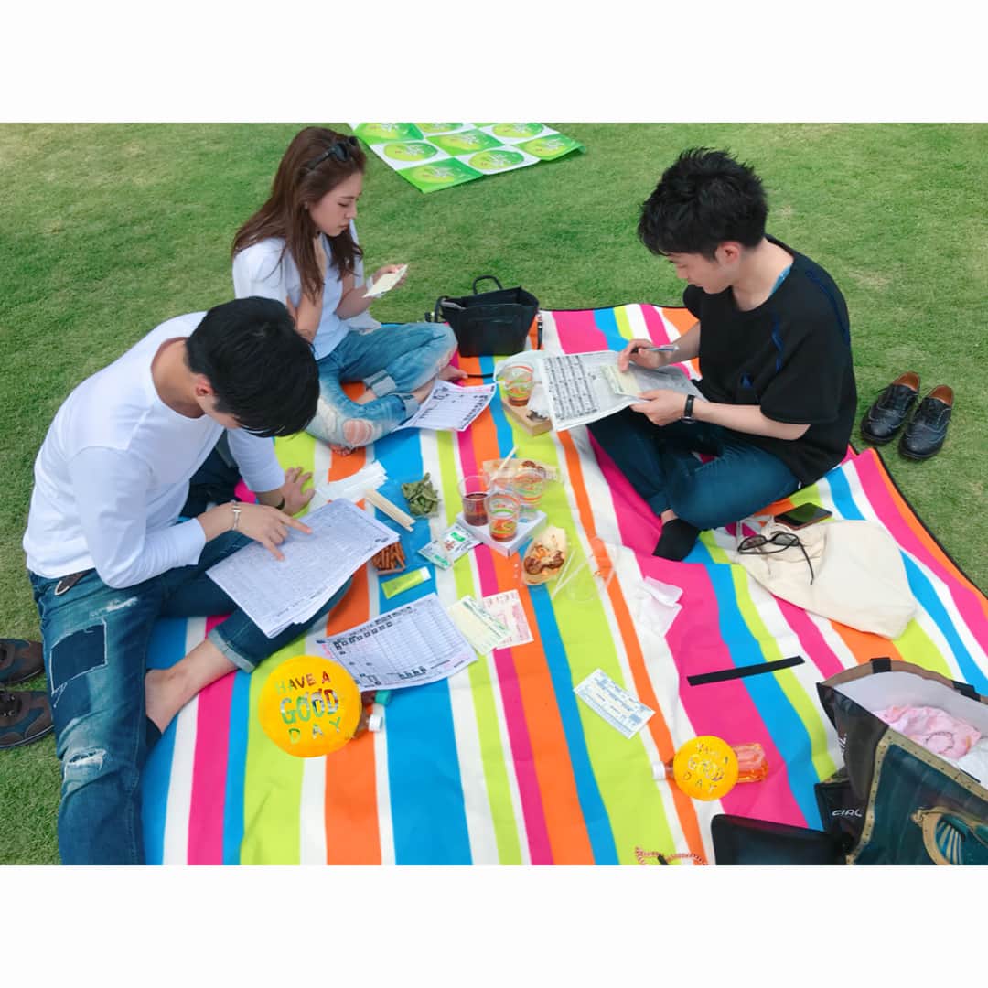小澤陽子さんのインスタグラム写真 - (小澤陽子Instagram)「in private❁  競馬場の、案内役🧞‍♂️💛(笑) 『競馬場行ったことない！行ってみたい！』という大学の友人を、エスコートしてきました🤓🐴✨ . . 東京競馬場の綺麗さと、競馬の迫力と面白さに、イメージとのギャップが大きくあったようで、感動してました🤣🤣 . . 📚『馬って、1日に何レース走るの！？』や、『何頭くらいいるの？』など、素朴な疑問が沢山でてきて、私も初めて来た時(2年半前)を思い出しました！(笑)  みんな楽しんでくれて、よかったー😍♪ . .  #人生初体験 #初競馬場 #先入観に捉われず #肌身で感じるコト #大事なこと☝🏻 #ドラマと歴史のあるスポーツです🏇 #ポージングきめすぎくん #お天気良すぎて日焼けしました🌞 #芝生の上最高🤩  #UMAJO #ウマジョ #週末はウマでしょ #みんなのKEIBA #KEIBA好きを広げたい🐴♪」6月13日 18時22分 - yoko.ozawa729