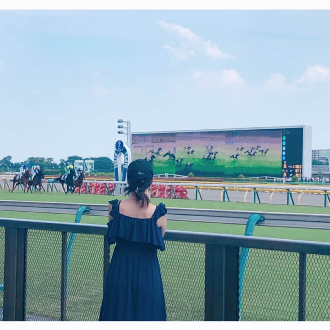 小澤陽子さんのインスタグラム写真 - (小澤陽子Instagram)「in private❁  競馬場の、案内役🧞‍♂️💛(笑) 『競馬場行ったことない！行ってみたい！』という大学の友人を、エスコートしてきました🤓🐴✨ . . 東京競馬場の綺麗さと、競馬の迫力と面白さに、イメージとのギャップが大きくあったようで、感動してました🤣🤣 . . 📚『馬って、1日に何レース走るの！？』や、『何頭くらいいるの？』など、素朴な疑問が沢山でてきて、私も初めて来た時(2年半前)を思い出しました！(笑)  みんな楽しんでくれて、よかったー😍♪ . .  #人生初体験 #初競馬場 #先入観に捉われず #肌身で感じるコト #大事なこと☝🏻 #ドラマと歴史のあるスポーツです🏇 #ポージングきめすぎくん #お天気良すぎて日焼けしました🌞 #芝生の上最高🤩  #UMAJO #ウマジョ #週末はウマでしょ #みんなのKEIBA #KEIBA好きを広げたい🐴♪」6月13日 18時22分 - yoko.ozawa729