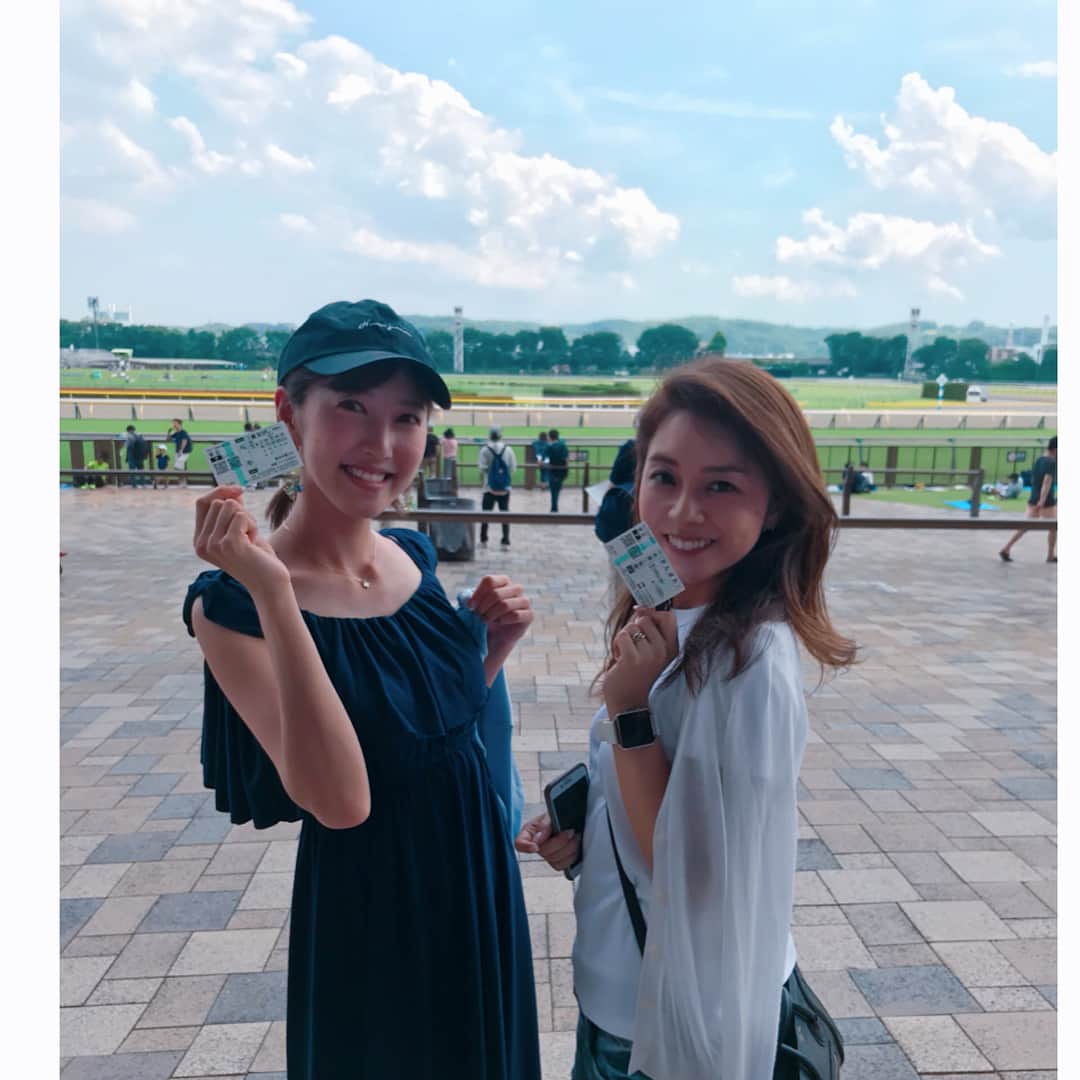 小澤陽子さんのインスタグラム写真 - (小澤陽子Instagram)「in private❁  競馬場の、案内役🧞‍♂️💛(笑) 『競馬場行ったことない！行ってみたい！』という大学の友人を、エスコートしてきました🤓🐴✨ . . 東京競馬場の綺麗さと、競馬の迫力と面白さに、イメージとのギャップが大きくあったようで、感動してました🤣🤣 . . 📚『馬って、1日に何レース走るの！？』や、『何頭くらいいるの？』など、素朴な疑問が沢山でてきて、私も初めて来た時(2年半前)を思い出しました！(笑)  みんな楽しんでくれて、よかったー😍♪ . .  #人生初体験 #初競馬場 #先入観に捉われず #肌身で感じるコト #大事なこと☝🏻 #ドラマと歴史のあるスポーツです🏇 #ポージングきめすぎくん #お天気良すぎて日焼けしました🌞 #芝生の上最高🤩  #UMAJO #ウマジョ #週末はウマでしょ #みんなのKEIBA #KEIBA好きを広げたい🐴♪」6月13日 18時22分 - yoko.ozawa729