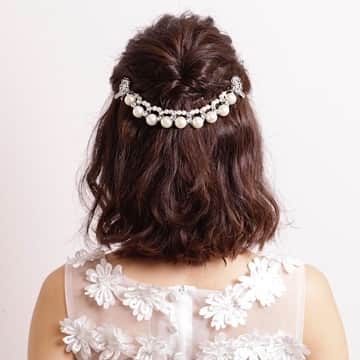 minne_weddingのインスタグラム：「. 女性らしいパールとキラキラストーンを組み合わせた 華やかなバックカチューシャ。 . クリップでとめるだけなので、ロングヘアの方からショートヘアの方までお使いいただけます。 . ▼クリップでとめるだけ▶︎5wayバックカチューシャ /Revecka＊レベッカさん https://minne.com/items/14082575 . . #minne#バックカチューシャ#ヘアアレンジ#ヘアアクセサリー#ヘアアクセサリーハンドメイド#ヘアスタイル#ヘアジュエリー#ブライダルヘアアクセサリー#ヘアアクセ#ヘッドピース#ヘッドドレス#ヘッドドレス手作り#ブライダルヘア#花嫁ヘア#ウェディングヘア#ハンドメイド#ハンドメイド雑貨#ハンドメイド部#ハンドメイド好きさんと繋がりたい#ハンドメイド好きな人と繋がりたい#ハンドメイド品#ハンドメイド商品#ハンドメイド作家#ハンドメイド作家さん#ハンドメイドアクセサリー#ハンドメイドアクセサリー作家#結婚式手作り#結婚式準備#結婚式DIY#ウェディングアイテム」