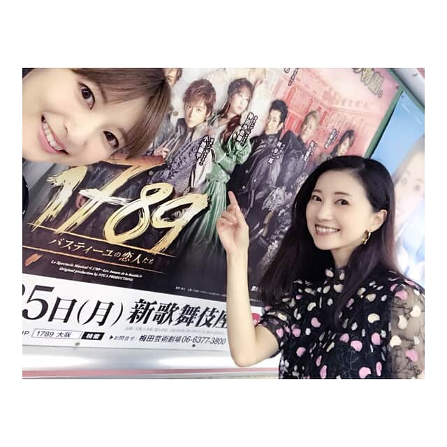 夢咲ねね（赤根那奈）さんのインスタグラム写真 - (夢咲ねね（赤根那奈）Instagram)「休演日のつづきです🍀 · 正面から入ったのいつぶりでしょう。 劇場のたこ焼きが大好きでした♡ そして、2枚目は、、 お恥ずかしながらリクエストにお応えしまして(^^w 同期の望海風斗のシャンシャンだったのも嬉しくてついポーズをとってしまいましたw 私服も相まって完全おのぼりさんですねww お許しを。。 そして、ポピーのいちごジュースを片手にお散歩🍀 そして、阪急の駅にて『1789』のポスター発見✨ 面白い一日でした☺️ #休演日 #宝塚 #大劇場 #正面 #たこ焼き #poppy #いちごジュース #👍💕 #シャンシャン #同期 #大階段 #のつもり #笑 #おのぼりさん  #1789 #バスティーユの恋人たち #ミュージカル #新歌舞伎座 #神田沙也加ちゃん #Wオランプ #散歩 #🍀✨」6月13日 19時16分 - yumesaki__nene