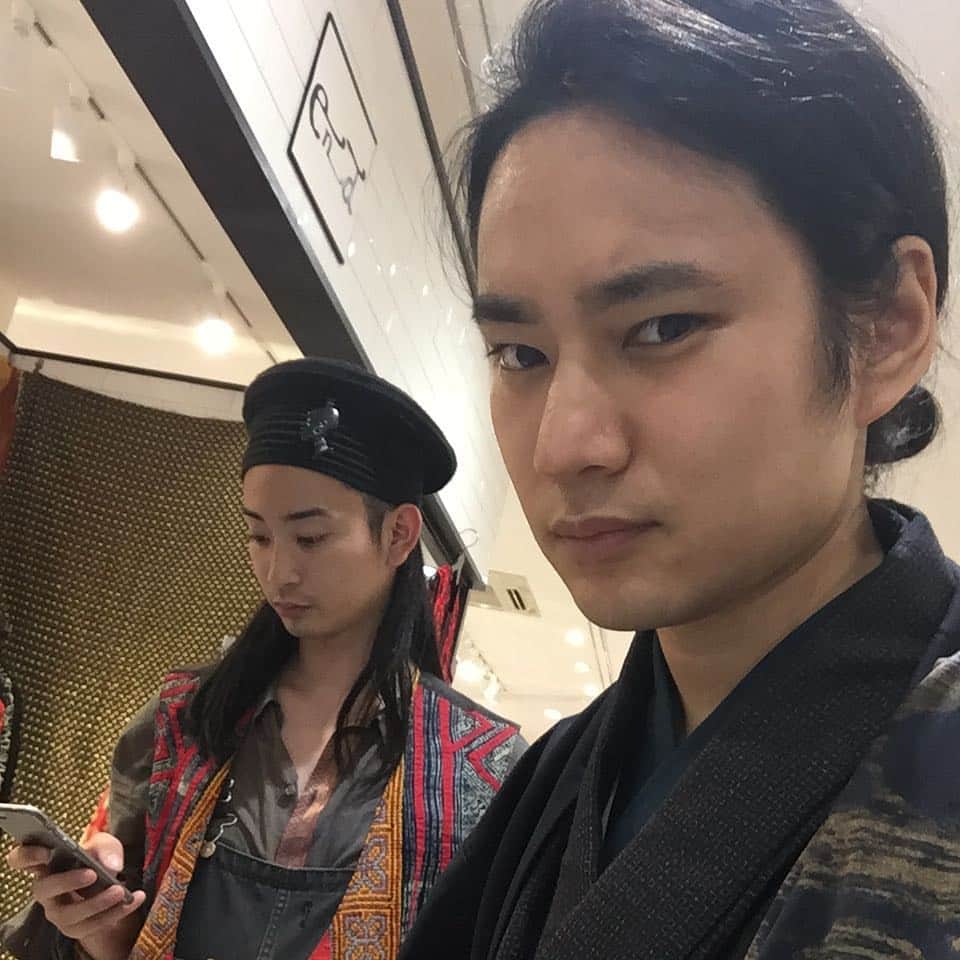 松田祥一のインスタグラム：「友だちがラフォーレの二階でお店出してるので行ってきたよ 期間中2回目 明日までなので遊びに行ってね #kimono #kimonoboy #着物 #着物男子」
