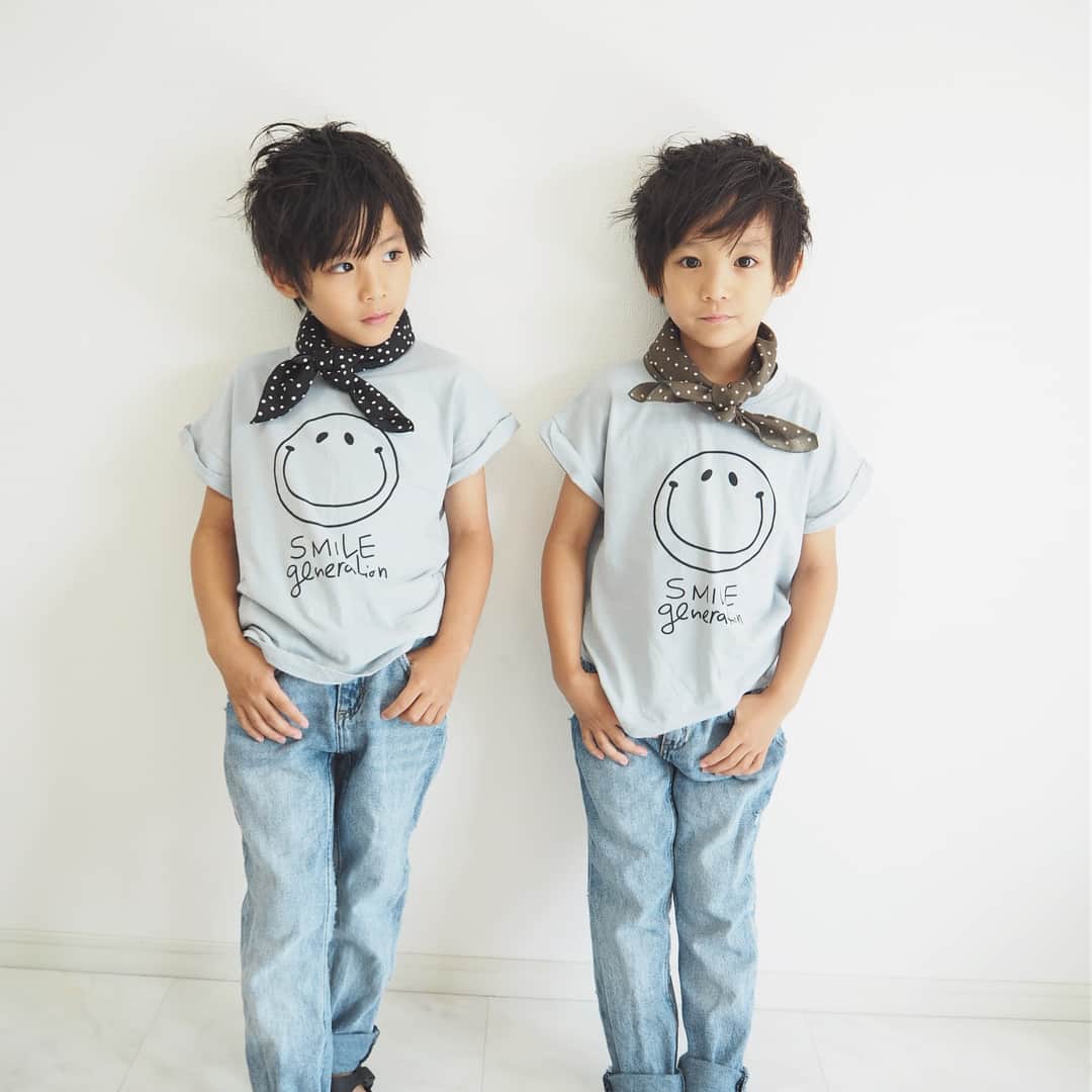 ayakoさんのインスタグラム写真 - (ayakoInstagram)「❤︎ ニコちゃんマーク可愛い😍 * * スカーフ合わせてみたけど暑いよね😂 tops  @jumelle422  pants @zara  #fashion#coordinate#ootd#trend#outfit#instafashion#twins#ig_kidsphoto#ig_twins#cutetwinsclub#kids_japan#love#kidsfashion#twinslove#twinsboys#mamagirl#7歳#ママリ#男の子#双子」6月13日 20時56分 - ayaya315