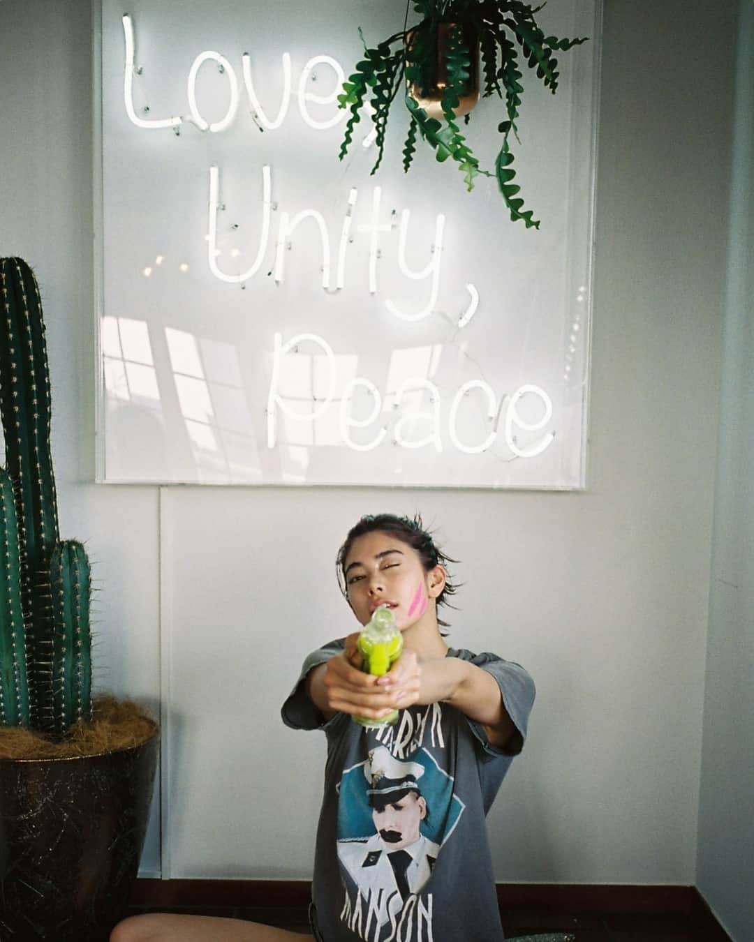 森星さんのインスタグラム写真 - (森星Instagram)「Love,Unity,Peace -Photo book "Hikari Mori" 6/25 on sale. 📸@bluebluetammy 🦋@nanakoro」6月13日 21時56分 - hikari