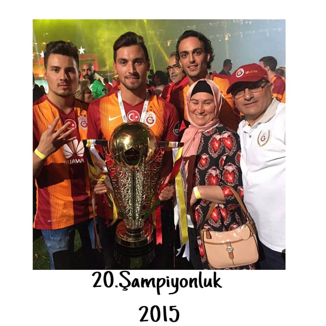 シナン・ギュミュシュのインスタグラム：「Her zaman tam destek💪🙌 #gümüşfamily #sinangümüş #şampiyoncimbom」