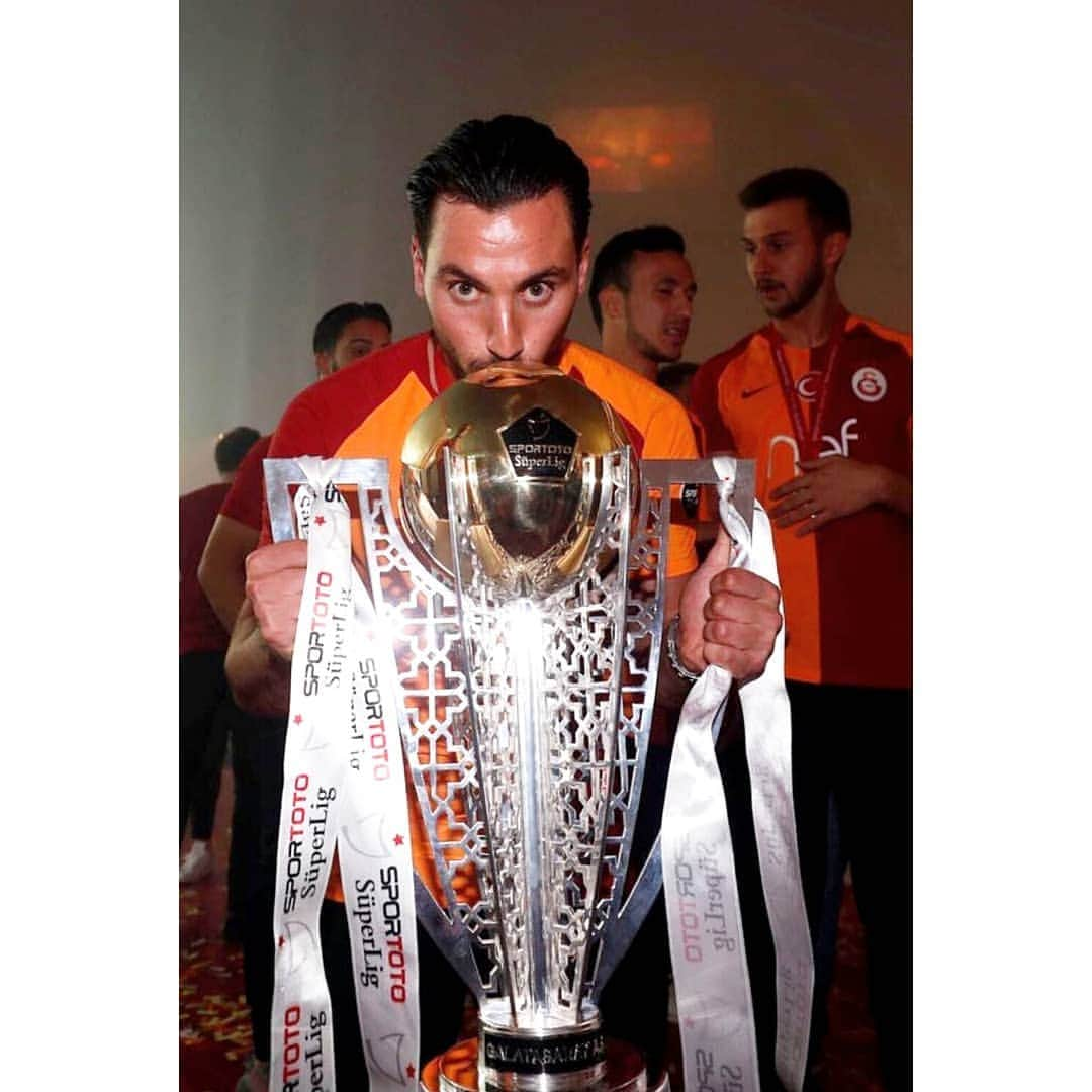 シナン・ギュミュシュのインスタグラム：「ŞAMPİYONSUN GALATASARAY! OLEEYYY🎊💛❤ @galatasaray @sinanguemues」