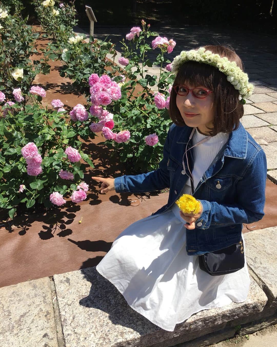 木部さんさんのインスタグラム写真 - (木部さんInstagram)「バラ園に行ってきましたー！🌹 #薔薇🌹 #🌞day #beatsx #drdre #この木なんの木気になる木 #roses #花かんむり手作り #しろつめくさ」5月20日 22時03分 - kibe_dayo