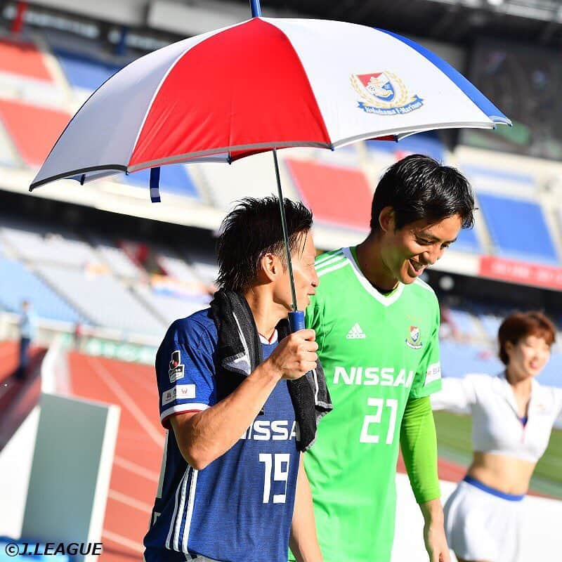 サッカーキングさんのインスタグラム写真 - (サッカーキングInstagram)「. 📸スタジアム便り📸 快晴の空の下、喜びの傘⛱🔴⚪️🔵 . #明治安田生命J1リーグ 第15節 #横浜Fマリノス　5-2　#Vファーレン長崎 （2018.05.19） . 【得点者】 （横浜FM） 21' 大津祐樹 60' 仲川輝人 67' 仲川輝人 75' 扇原貴宏 82' ミロシュデゲネク （長崎） 13' ファンマ 47' 中村慶太 . 📷Photo by J.LEAGUE/Jリーグ . #仲川輝人 #飯倉大樹 #相合傘 #⛱ #トリパラ #仲良し #ツーショット #YokohamaFMarinos #FMarinos #Marinos #Jリーグ #JLeague #J1 #J撮り #サッカーキング #⚽️ #サッカー」5月20日 22時30分 - soccerkingjp