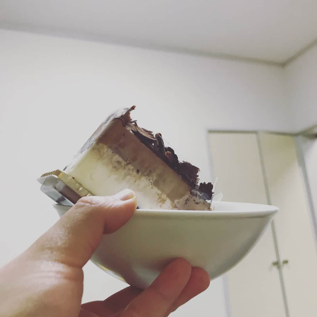 山田しょうこさんのインスタグラム写真 - (山田しょうこInstagram)「・ かわいいケーキ買ったのに 平らな皿がない 味は変わらないよ！ とか言ってる場合じゃない 甘さ控えめでちゃんと美味しかったです🤤🤤 #ケーキ #レザネフォール #おいしい #インスタ映えしない選手権」5月20日 23時06分 - shokokrake0611