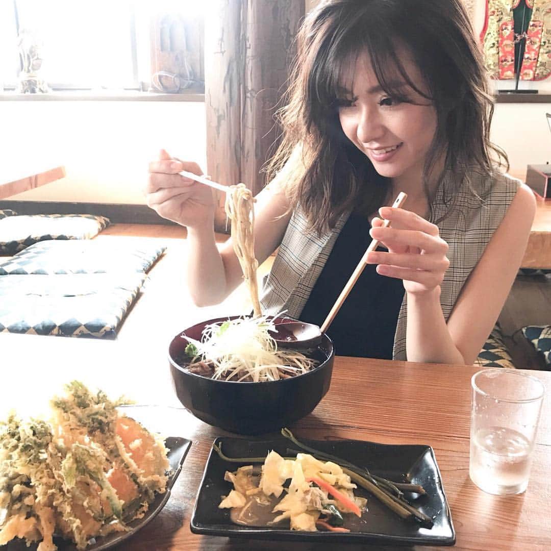 鈴木朱音さんのインスタグラム写真 - (鈴木朱音Instagram)「@yuumi__ohmura オススメのお蕎麦屋さん『まんきち』の肉そばがめちゃめちゃ美味しかった😍！！！！ 蕎麦も天ぷらもお漬物もぜーんぶボリューミーで、この金額でこの量食べれるなんて 安いし美味しいしお腹いっぱいなるしフードファイターの私には最高すぎた✨✨✨ やっぱり山形のそばが一番❤️ . #山形 #まんきち #休日 #蕎麦 #大石田 #dayoff」5月20日 23時07分 - akane_suzuki51