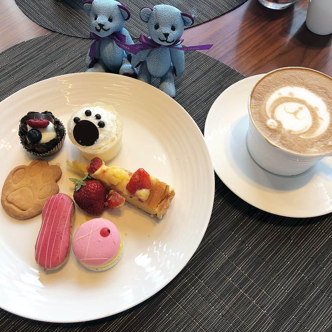 藤川沙弥さんのインスタグラム写真 - (藤川沙弥Instagram)「朝香と @conradosaka.jp のスイーツブッフェへ🍰﻿ ﻿﻿ ﻿ お野菜がたっぷりのメニューもあって﻿﻿ キヌアや、クスクスなど﻿﻿ 体に良い食材のお料理も凄く嬉しい😍💘﻿﻿ そして美味しい‼️🙆🏼‍♀️🙆🏼‍♀️﻿﻿ マッシュルームのピクルスは３回お代わり笑🥒﻿﻿ ﻿﻿ スイーツも可愛いだけじゃなくて﻿﻿ とっても美味しかった🤤﻿﻿ 特に、チーズケーキ絶品で 朝香も私も２回食べました笑🐷㊙️﻿﻿ ﻿﻿ コンラッドは来月で一周年を迎えるそうで﻿﻿ イベント盛り沢山だそうです🎉﻿﻿ ﻿﻿ ﻿#conradosaka#sweetsbuffet #afternoontea#osaka#sweets #コンラッド#コンラッド大阪 #大阪ホテル#スイーツブッフェ #アフタヌーンティー #셀카#셀피#셀스타그램」5月20日 23時14分 - s_a_y_a_p_i