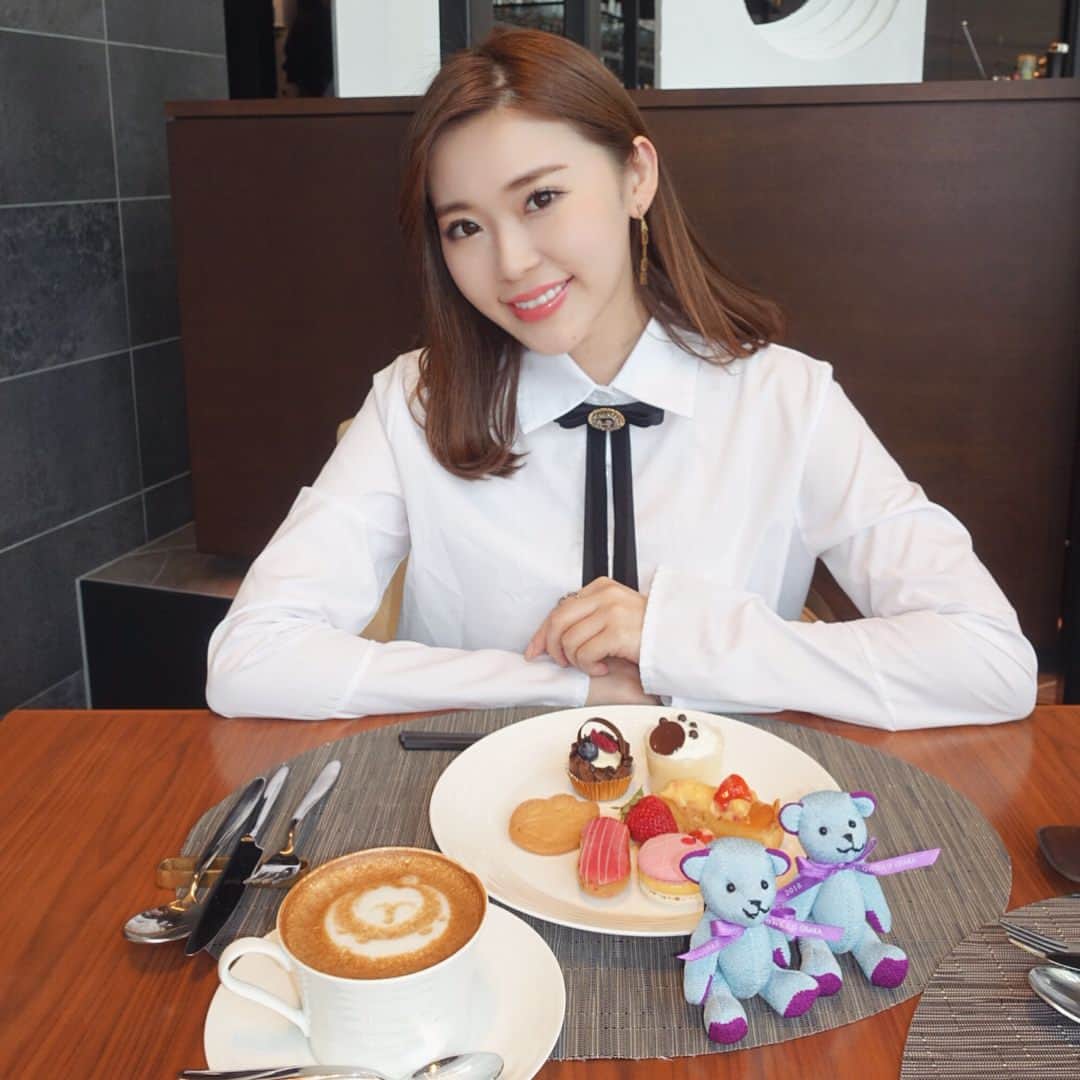 藤川沙弥のインスタグラム：「朝香と @conradosaka.jp のスイーツブッフェへ🍰﻿ ﻿﻿ ﻿ お野菜がたっぷりのメニューもあって﻿﻿ キヌアや、クスクスなど﻿﻿ 体に良い食材のお料理も凄く嬉しい😍💘﻿﻿ そして美味しい‼️🙆🏼‍♀️🙆🏼‍♀️﻿﻿ マッシュルームのピクルスは３回お代わり笑🥒﻿﻿ ﻿﻿ スイーツも可愛いだけじゃなくて﻿﻿ とっても美味しかった🤤﻿﻿ 特に、チーズケーキ絶品で 朝香も私も２回食べました笑🐷㊙️﻿﻿ ﻿﻿ コンラッドは来月で一周年を迎えるそうで﻿﻿ イベント盛り沢山だそうです🎉﻿﻿ ﻿﻿ ﻿#conradosaka#sweetsbuffet #afternoontea#osaka#sweets #コンラッド#コンラッド大阪 #大阪ホテル#スイーツブッフェ #アフタヌーンティー #셀카#셀피#셀스타그램」