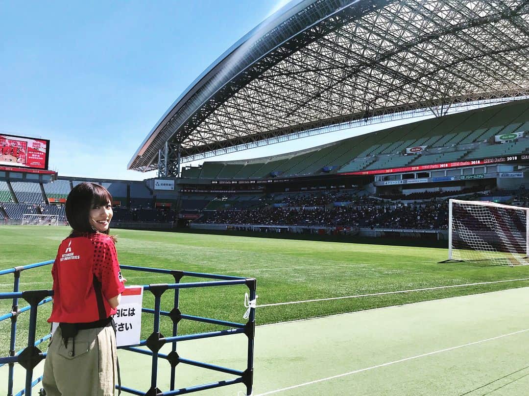のインスタグラム：「. . たくさん話しかけてくださり そして写真を撮ってくださり 本当にありがとうございました♡ . 3年目のレッズフェスタだったので 顔馴染みの方々にもお会い出来ましたし 以前スタジオの観覧に来てくださったご夫婦や 新しいサポーターの方々との出会いもありました♡ . たくさんの子供たちとハイタッチをしたり 抱っこさせていただいたり！ 小学生の女の子3人組とは恋バナをしたり♡笑 . そしてある女の子からは 手作りのとてもかわいいプレゼントと 何度読んでもにやけてしまうお手紙をいただきました♡ 広い埼スタで会えて本当に良かったー！ 宝物だよ！ありがとう♡ . 今日は普段入れない場所に入って非日常を楽しむことができ 宝探しゲームを通してレッズをより知れた1日となりました(^^) . これからも浦和レッズ・浦和レッズレディースを もっともっと応援しましょうね⭐︎ . #浦和レッズ #浦和レッズレディース #レッズフェスタ2018 #北川彩」