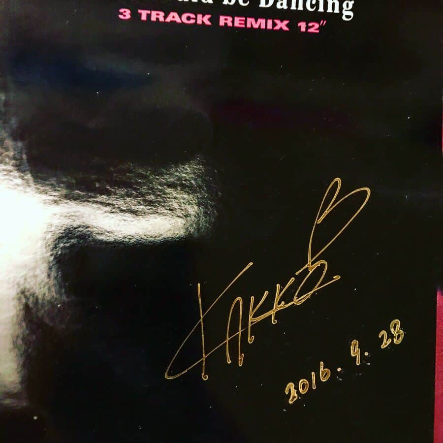 ミッツ・マングローブさんのインスタグラム写真 - (ミッツ・マングローブInstagram)「今日の一枚 『WE SHOULD BE DANCING』 KAKKO（90年） あの鈴木杏樹さんがKAKKOという名前で、UKで歌手デビューしていた頃の曲。 リリース日にロンドンのHMVでカセットとCDを買った私は当時中学3年。 2枚目の『WHAT KIND OF FOOL』は、近所のレコード屋さんに置いてなくて、取り寄せてもらった記憶が。 そして一昨年、杏樹さんにKAKKO当時のサインをして頂いたという、まさに時空を超えたお宝。 #kakko #weshouldbedancing  #鈴木杏樹 #pwl #stockaitkenwaterman」5月21日 0時59分 - mitz_mangrove
