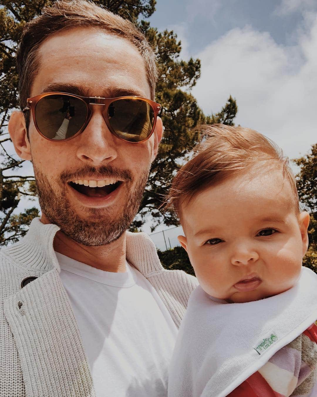 ケビン・シストロムのインスタグラム：「Freya and dad out for a walk on a ☀️ SF day #dadlife」