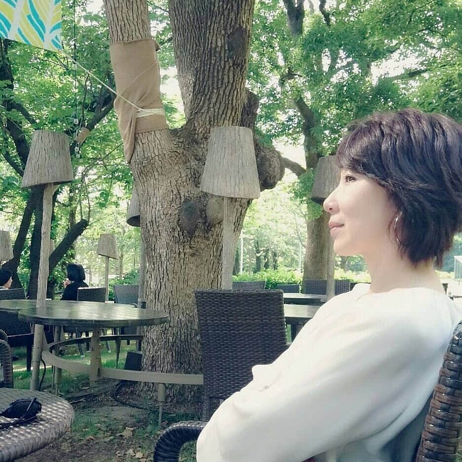 伊藤蘭さんのインスタグラム写真 - (伊藤蘭Instagram)「🌱 今日は外の風が気持ちいい～🎵 🔹 #午後のひととき #緑に囲まれて #そよ風 #伊藤蘭」5月21日 15時48分 - ranito_official